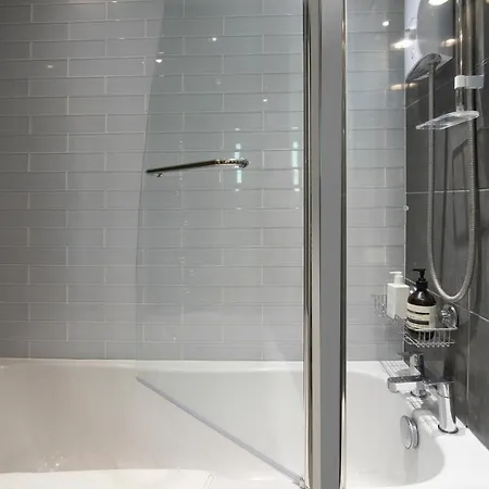 Clifton Village Apt 2 Bed With Balcony & Parking *