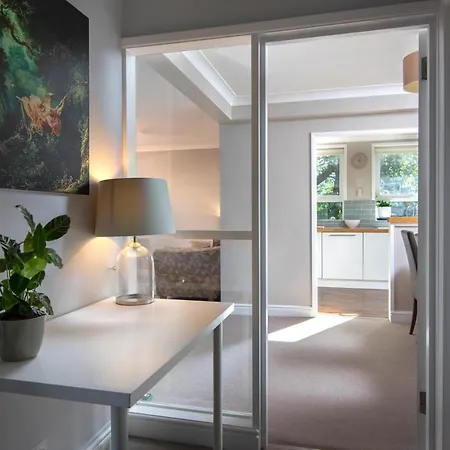 Clifton Village Apt 2 Bed With Balcony & Parking