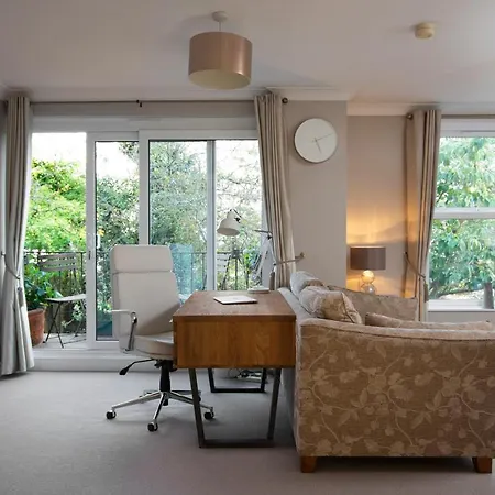 Clifton Village Apt 2 Bed With Balcony & Parking 公寓
