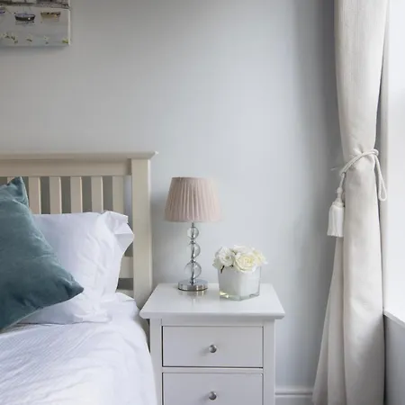 Clifton Village Apt 2 Bed With Balcony & Parking