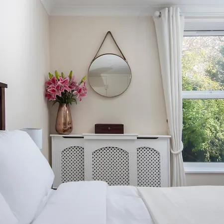Clifton Village Apt 2 Bed With Balcony & Parking 公寓 *