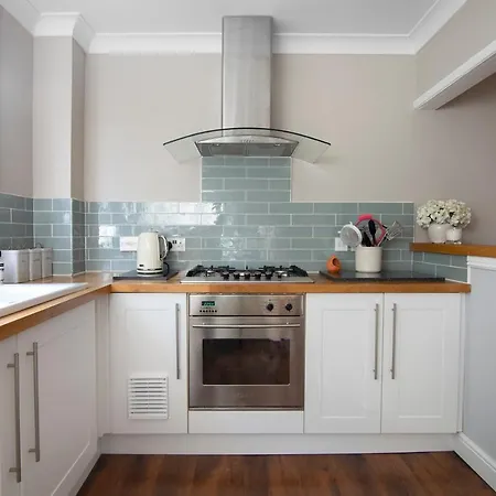 Clifton Village Apt 2 Bed With Balcony & Parking Daire